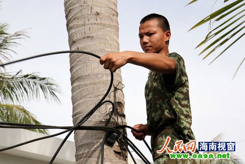 边防战士安装光缆 边防战士安装光缆