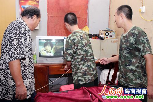 西沙边防为渔民安装有线电视光缆 西沙边防为渔民安装有线电视光缆